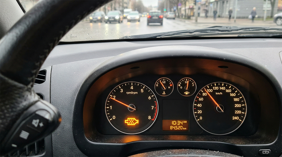 Mécanicien réparant un FAP.