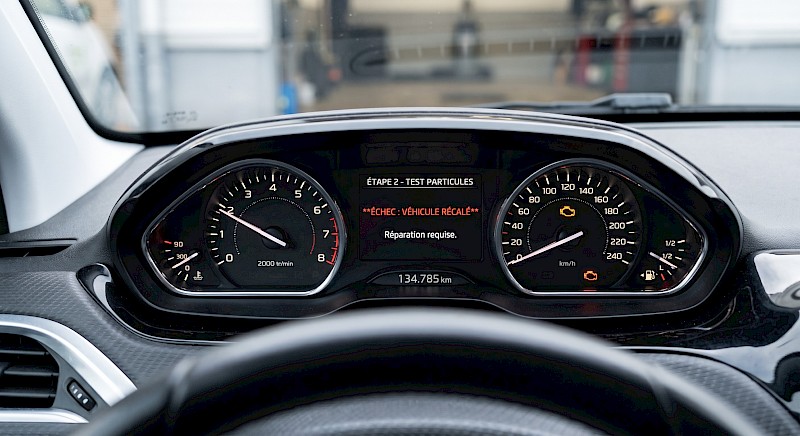 Tableau de bord d'une voiture qui montre le test de conformité OPair